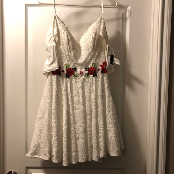 B. Darlin white lace dress (9/10) - Picture 2 of 5